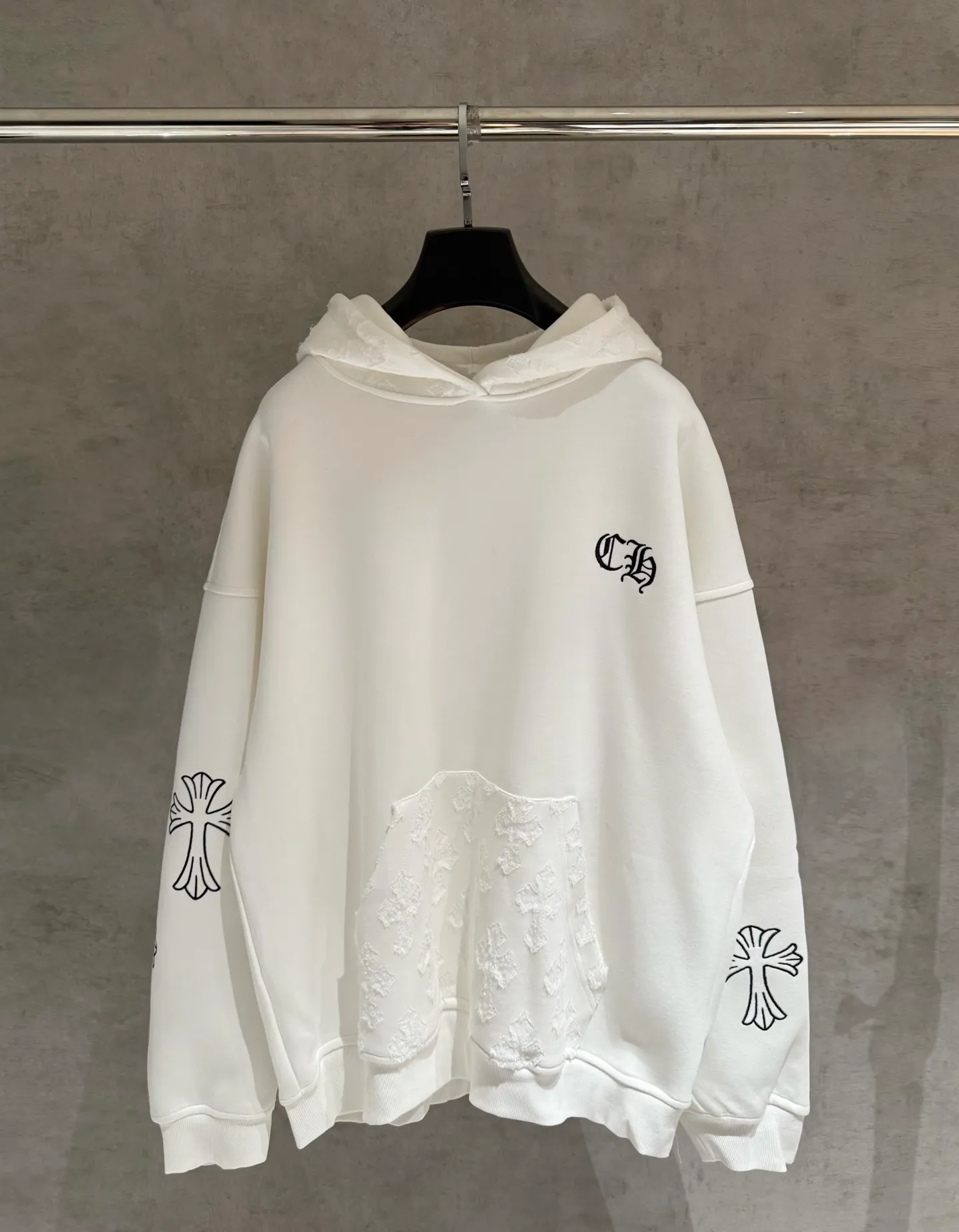🅿️390 [Strict quality control] CH Croixin's new long-sleeved hooded sweatshirt. The fabric is made of heavy 480g double yarn fabric. The whole garment is washed. The front and rear panels are laser-burned. The ready-to-wear wash is loose. The fabric is stiff and stylish. It does not deform or shrink. Color: black, white, floral gray. Size: M-2xl
